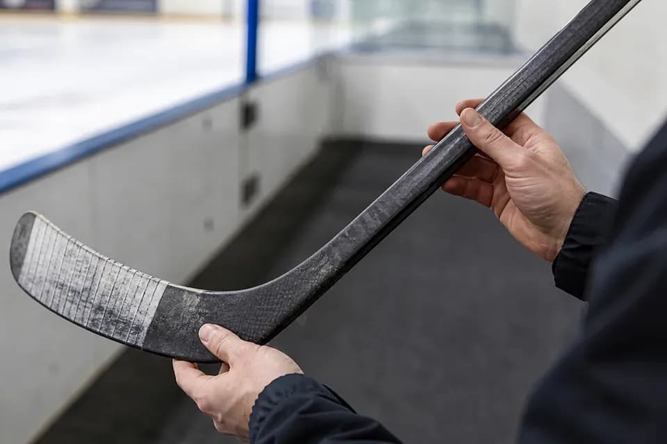 Kupujúci detailne kontroluje shaft a čepeľ použitej kompozitovej hokejky