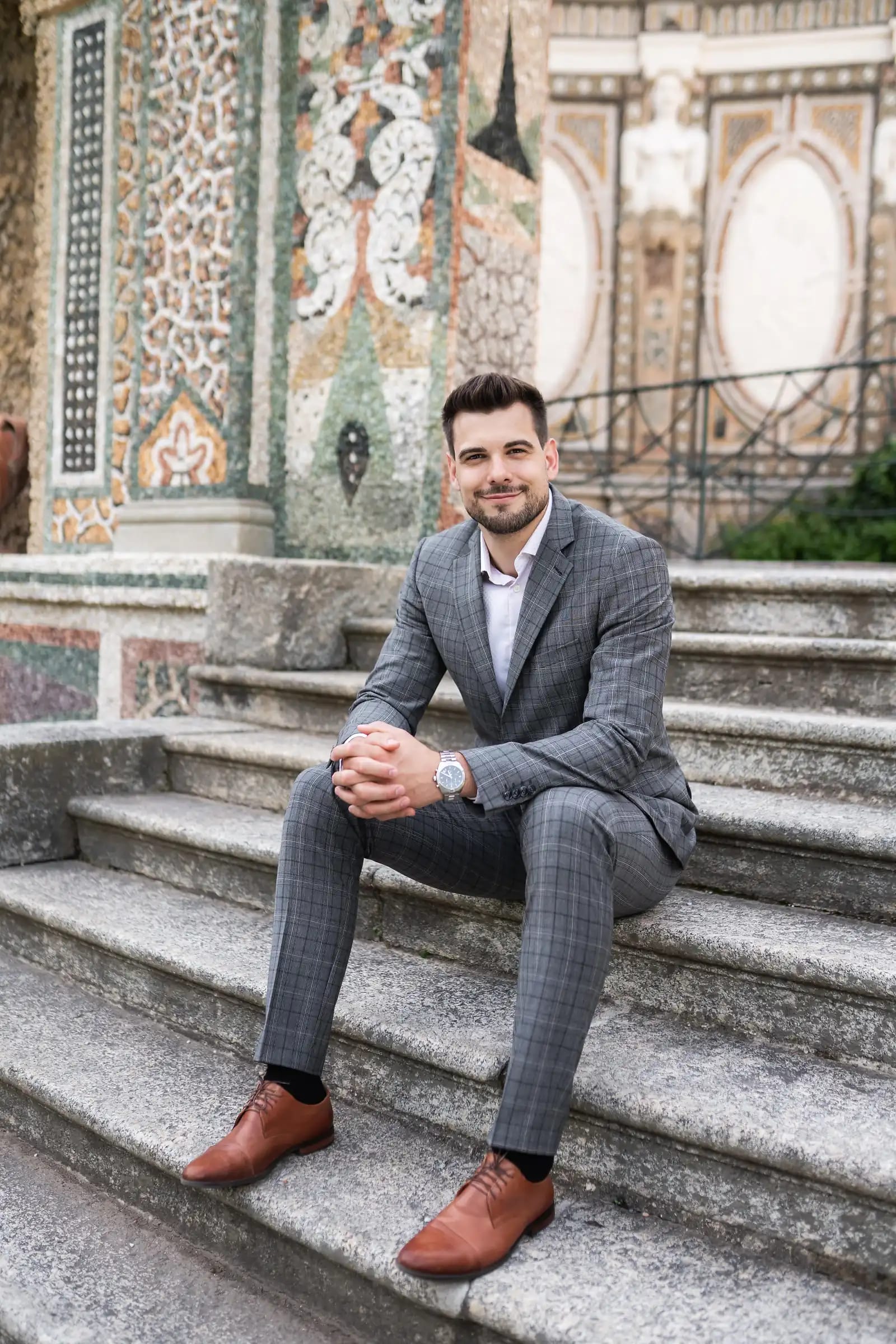 Zakladateľ GearSwapu Adam Húska sediaci na kamenných schodoch.