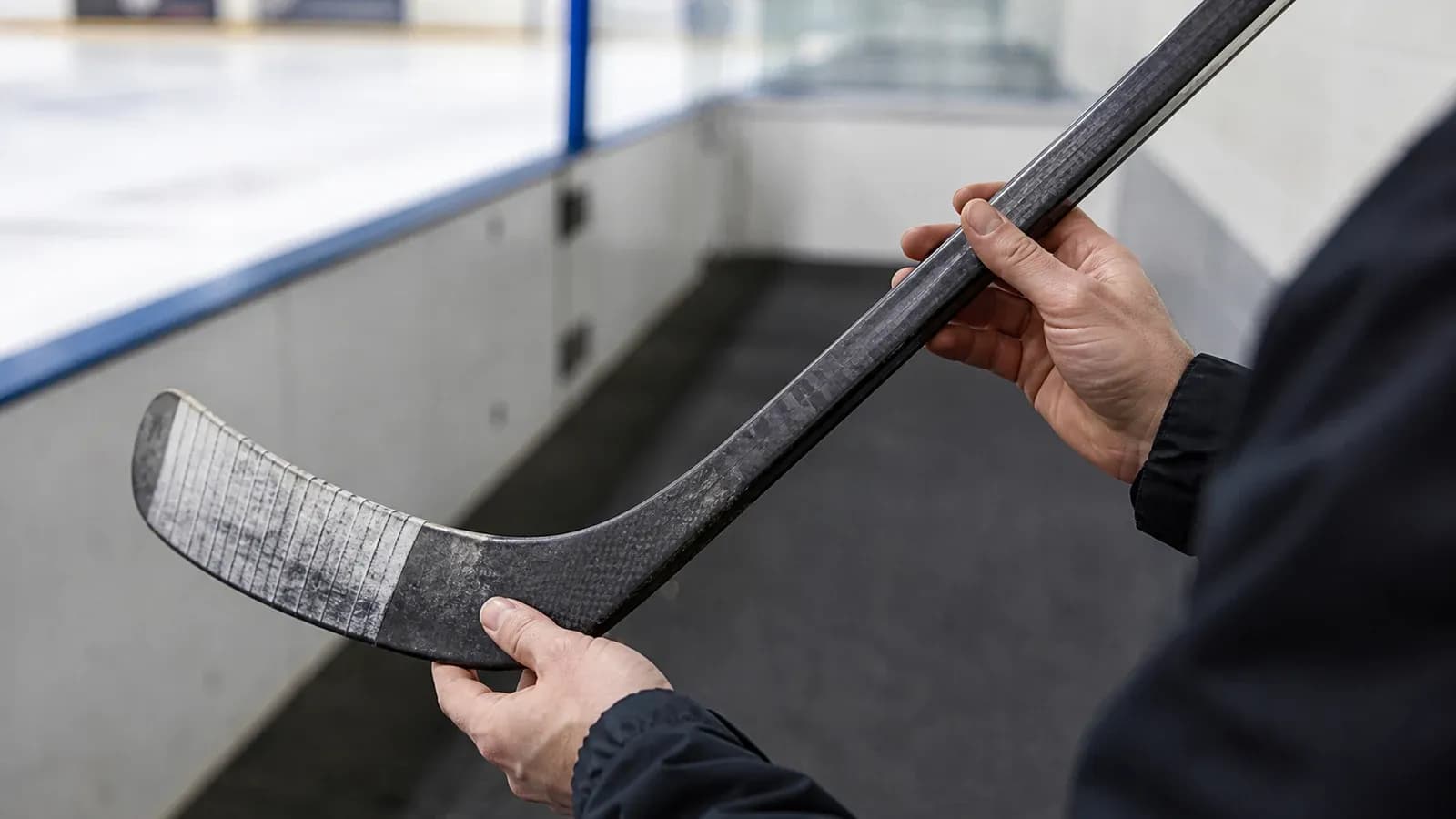 Kupujúci detailne kontroluje shaft a čepeľ použitej kompozitovej hokejky